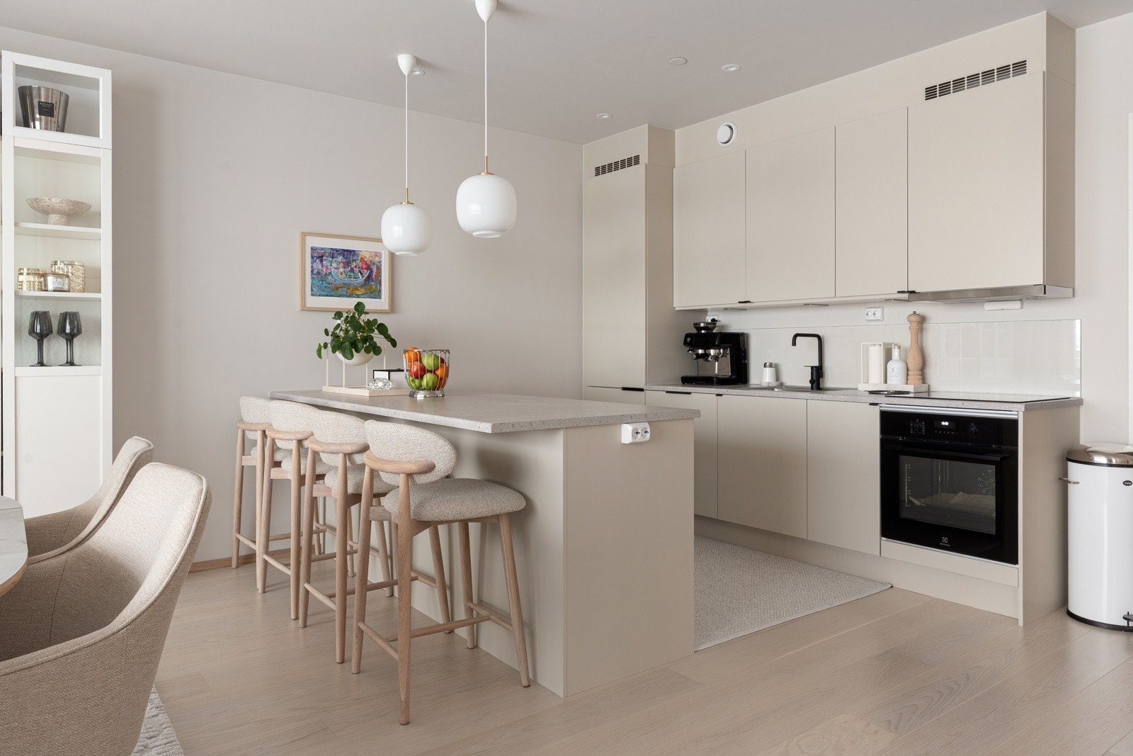 Leiligheten varmes opp via vannbåren gulvvarme - noe som gir en lun og behagelig temperatur i boligen. Galleribilde