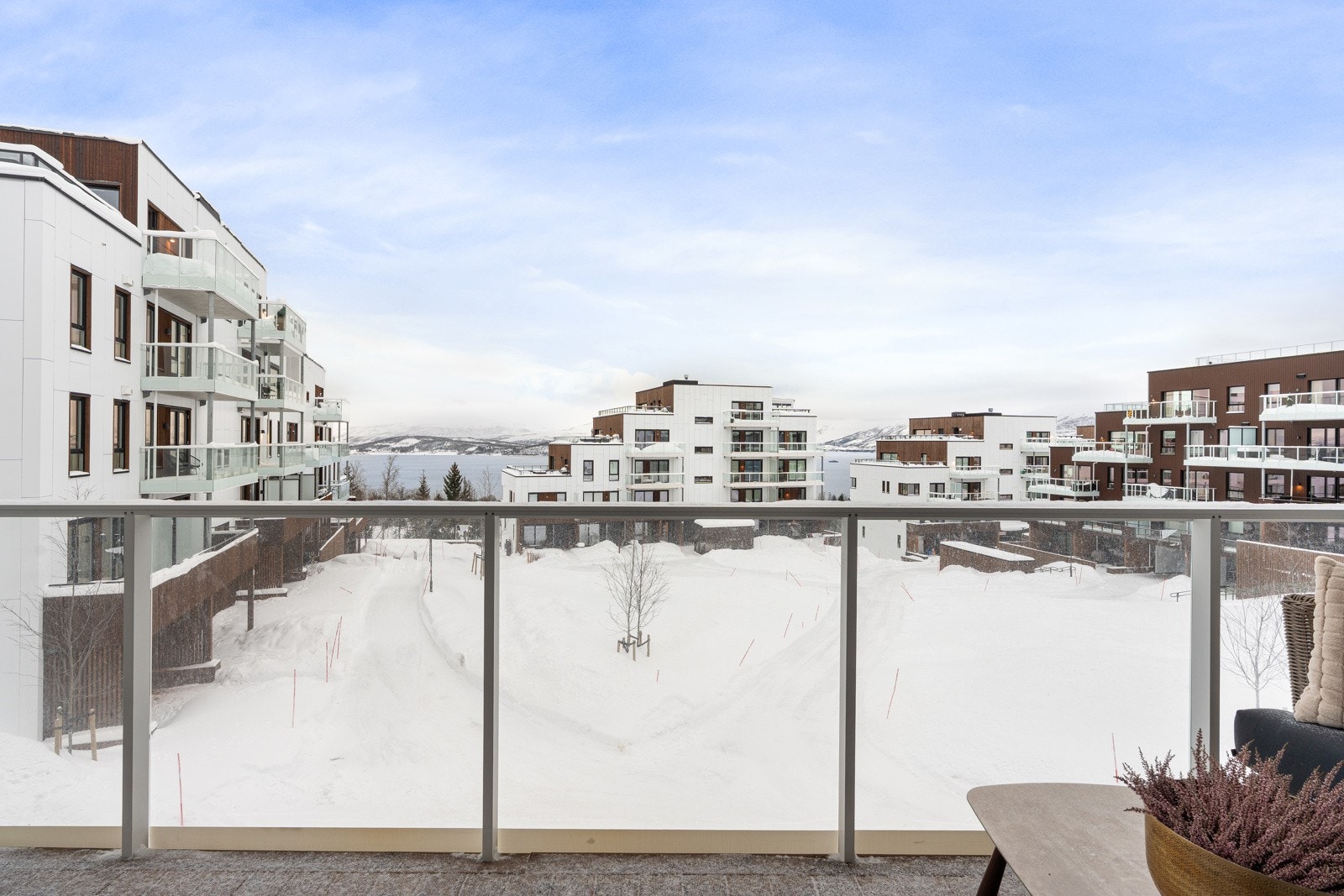 Nydelig utsikt mot sjø og fjell. Galleribilde