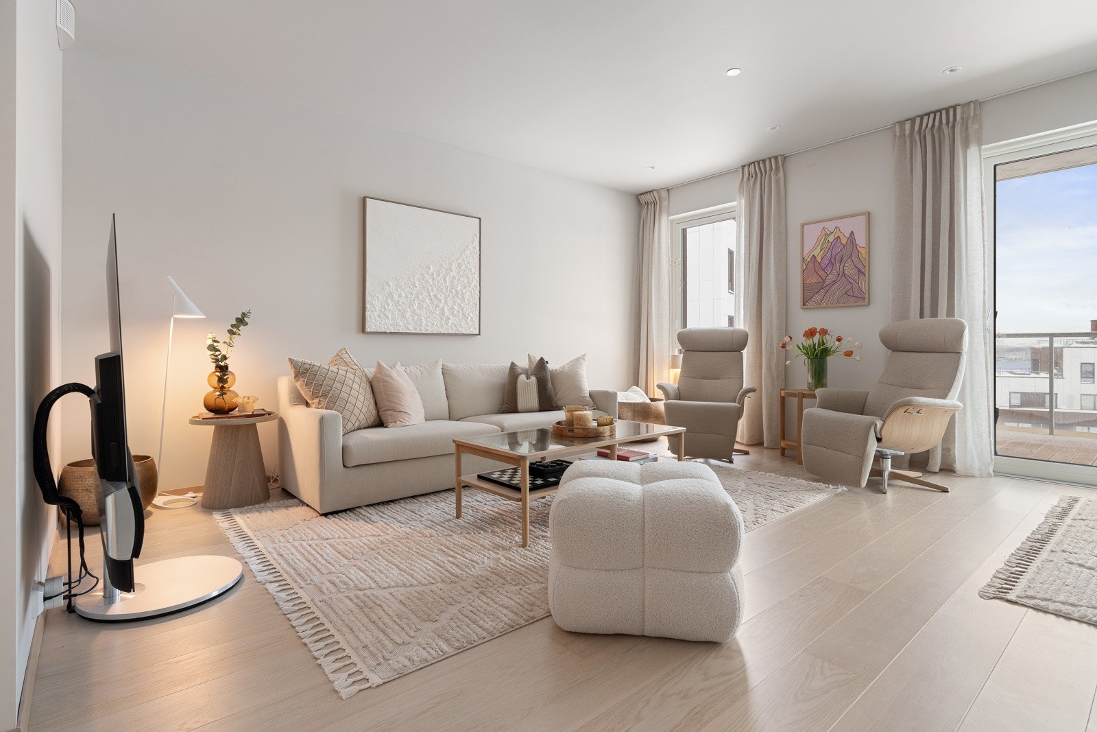 Gjennomgående pen standard med énstavs parkett, downlights i himling og slette overflater. Galleribilde