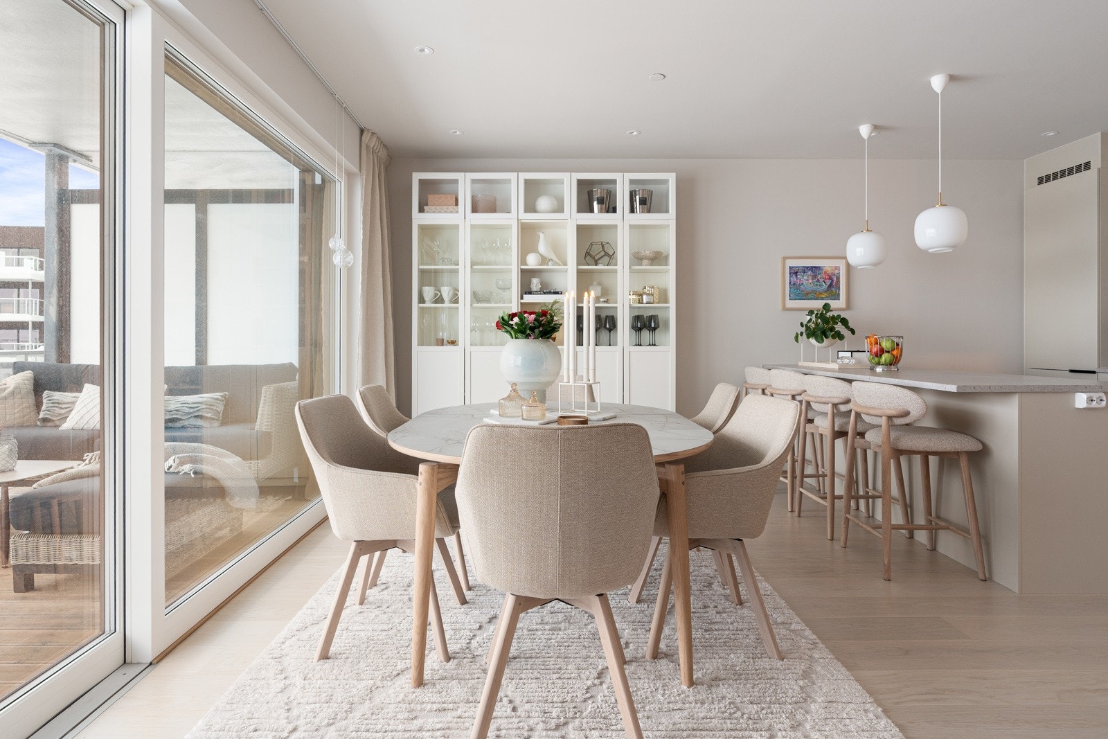 Spisebordet har sin naturlige plass i nærheten av kjøkkenet. Galleribilde