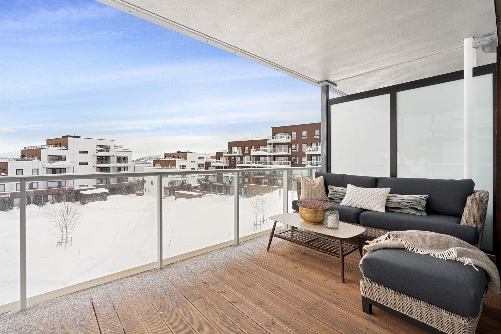 Takoverbygd veranda med strålende solforhold og fin utsikt. Galleribilde