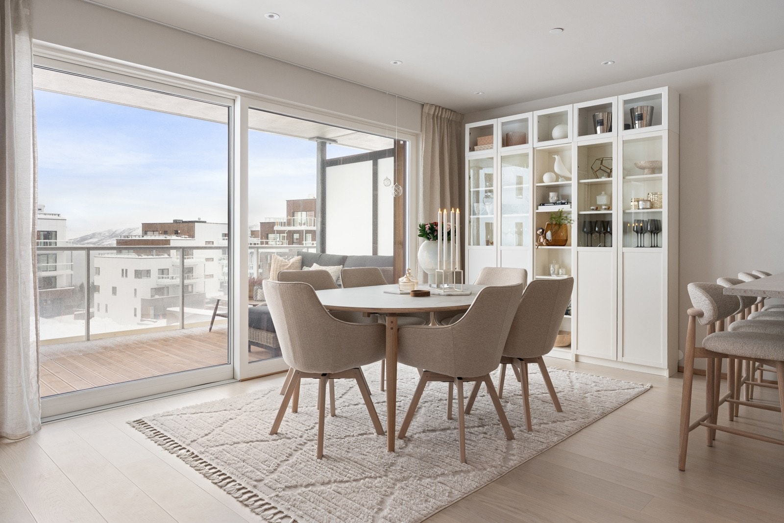 Fra spisestuen har man utgang til veranda, som byr på strålende solforhold. Galleribilde