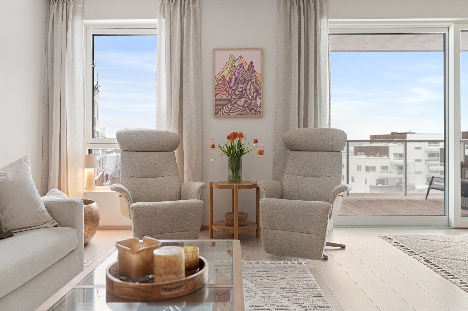 Store vindusflater som sikrer godt med naturlig lys og byr på fin utsikt. Galleribilde