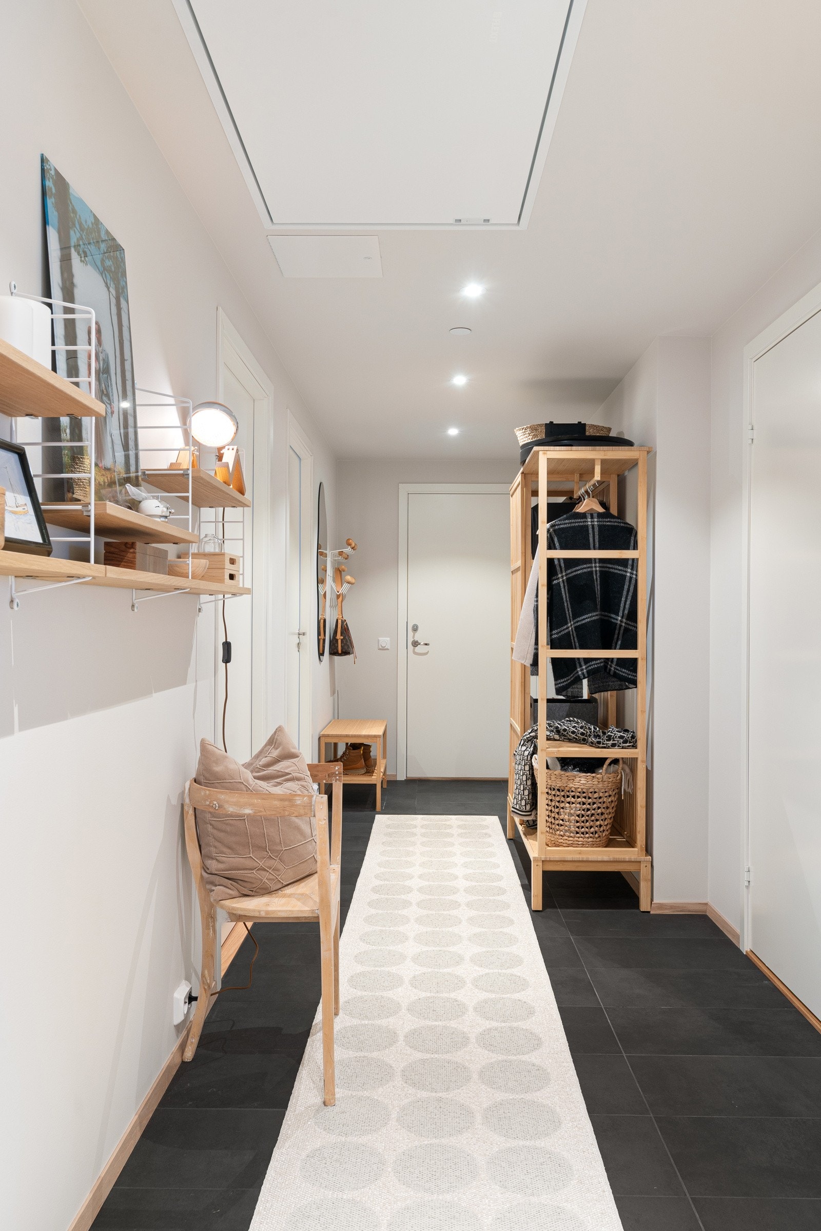 Velkommen inn. Flislagt entré med plass for skostativ og oppheng for ytterklær. Galleribilde