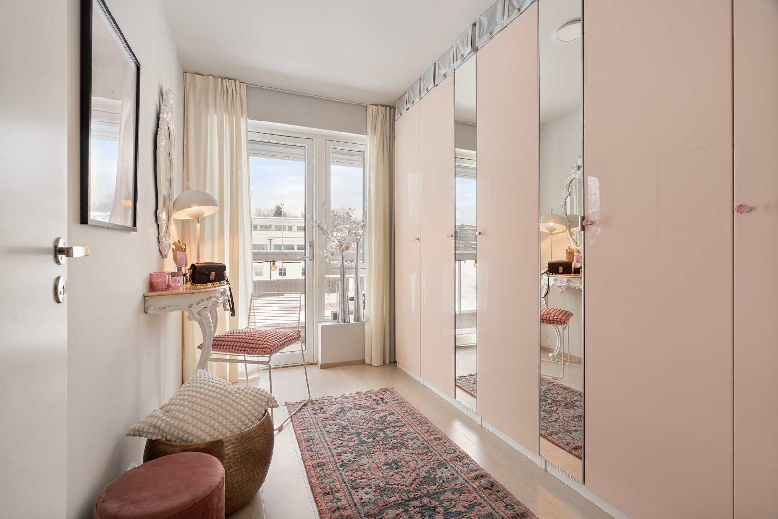 Med 3 soverom av god størrelse gir leiligheten flere muligheter hva gjelder rombruk og utnyttelse. Galleribilde