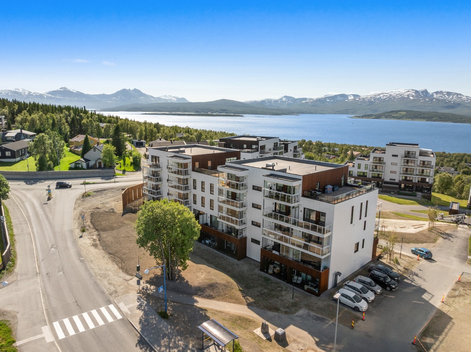 Her er det nærhet til skole og barnehage, samt gode bussforbindelser (6 min til sentrum og 3 min til Jekta). Galleribilde