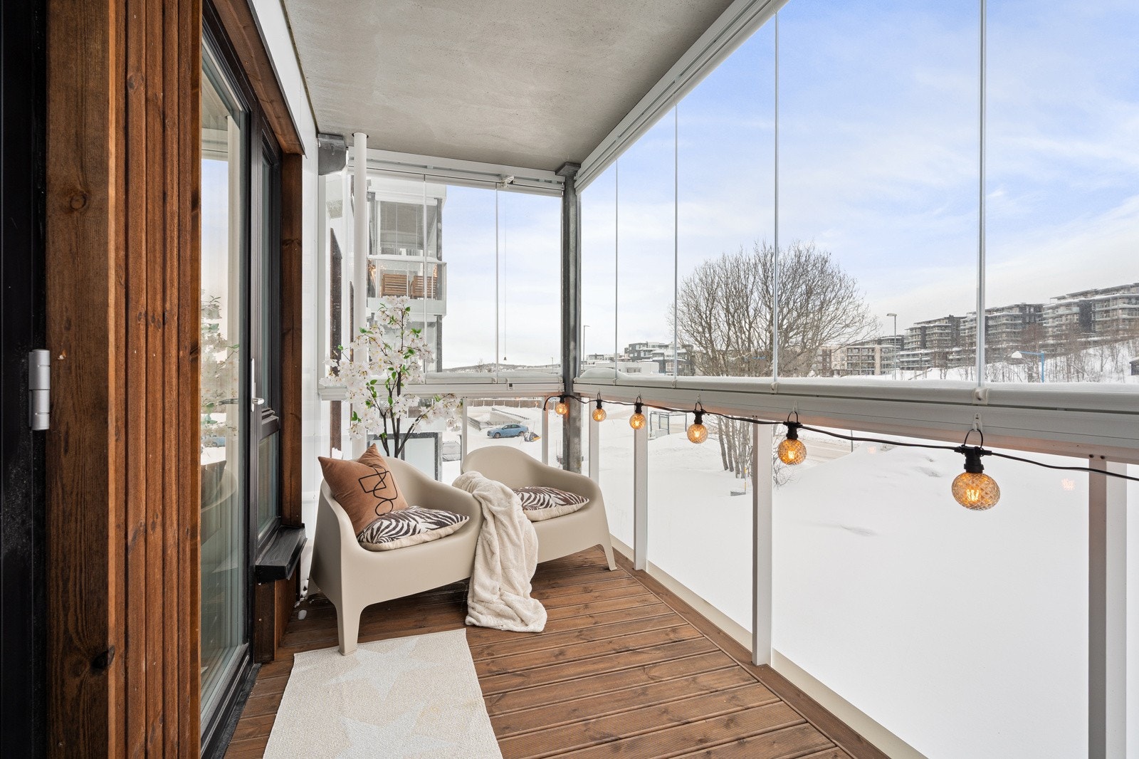 Den innglassede balkongen lar seg åpne helt. Galleribilde