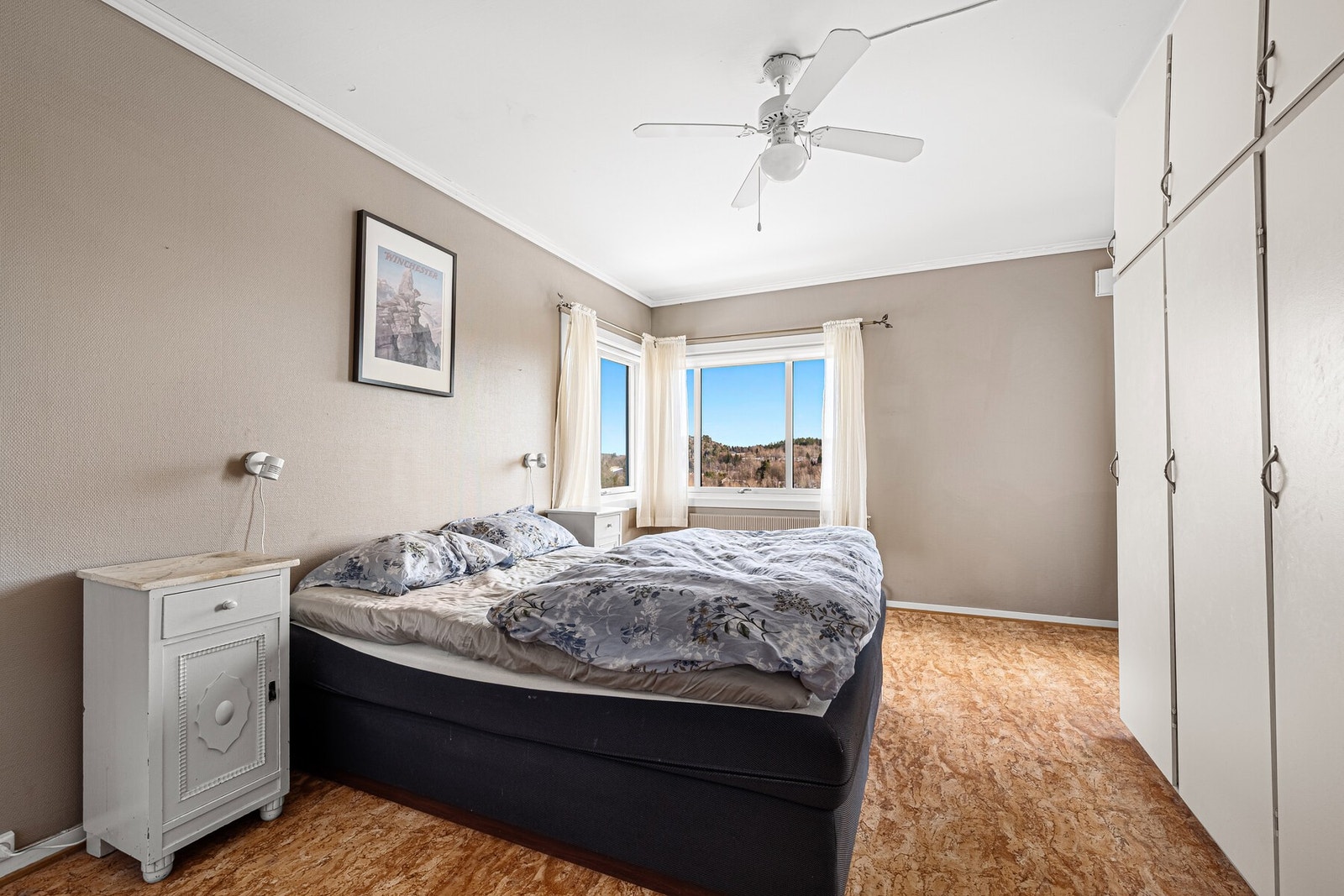 Stort hovedsoverom i 2. etasje med garderoberekke. Galleribilde