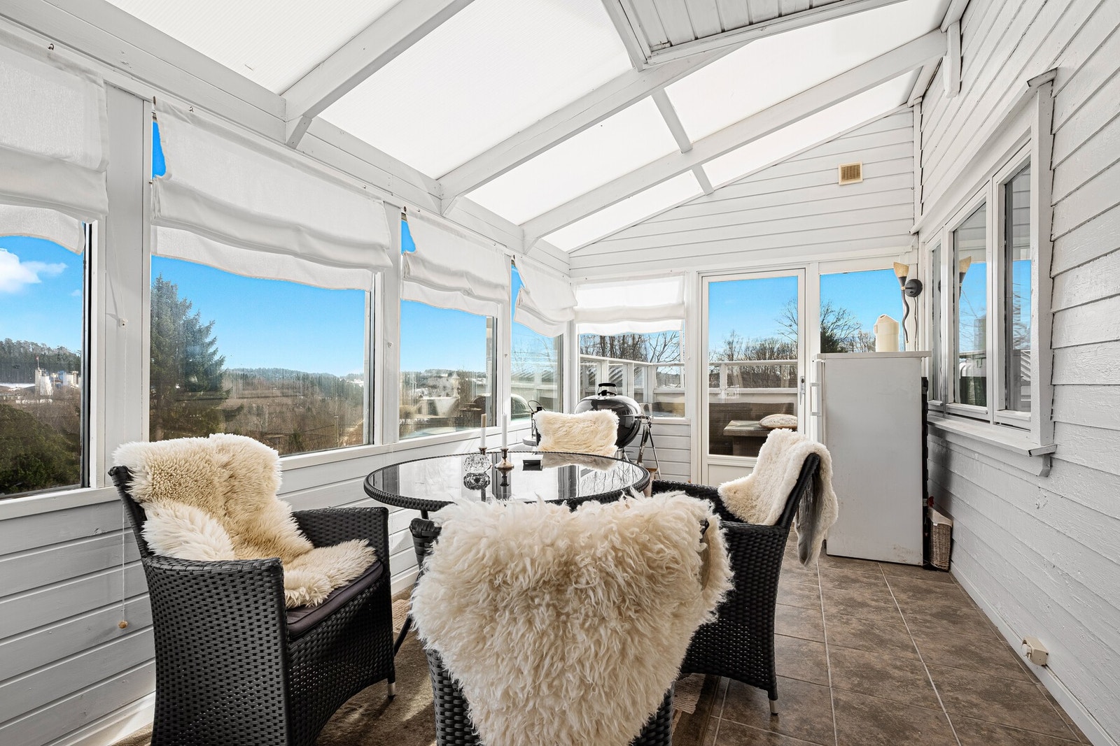 Fra stue i 1. etasje er det utgang til fin vinterhage med strømuttak. Galleribilde