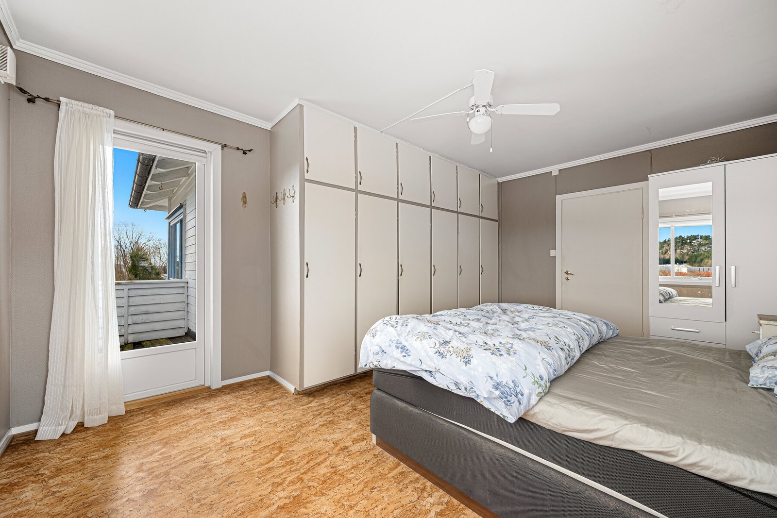 Hovedsoverommet har i tillegg utgang til egen balkong - perfekt for lufting av sengetøy! Galleribilde