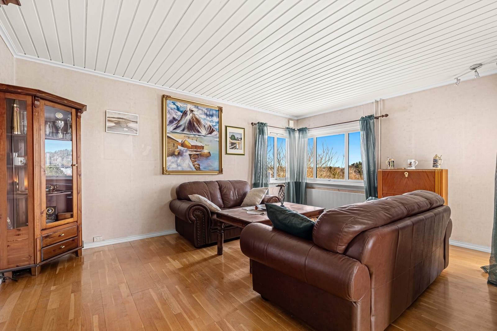 Boligen er i dag innredet med flere stuer som kan deles inn til ekstra soverom. Galleribilde