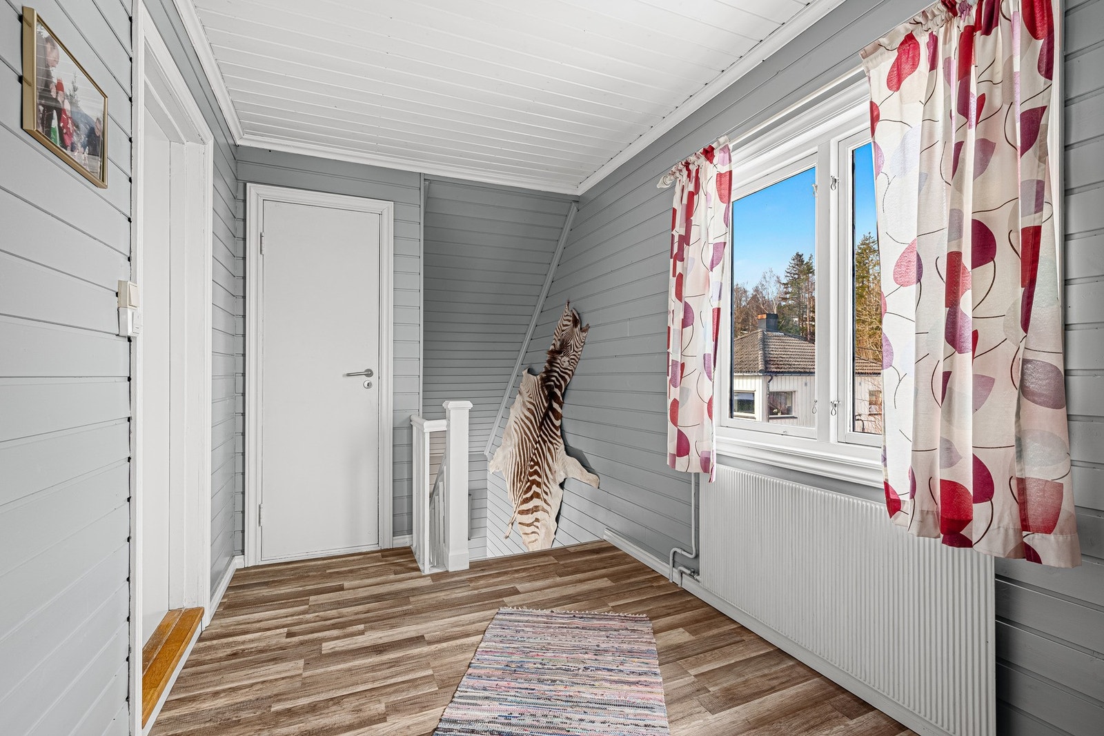 Døren rett frem fører til praktisk oppbevaringsrom/bod, mens døren til venstre fører til badet. Galleribilde