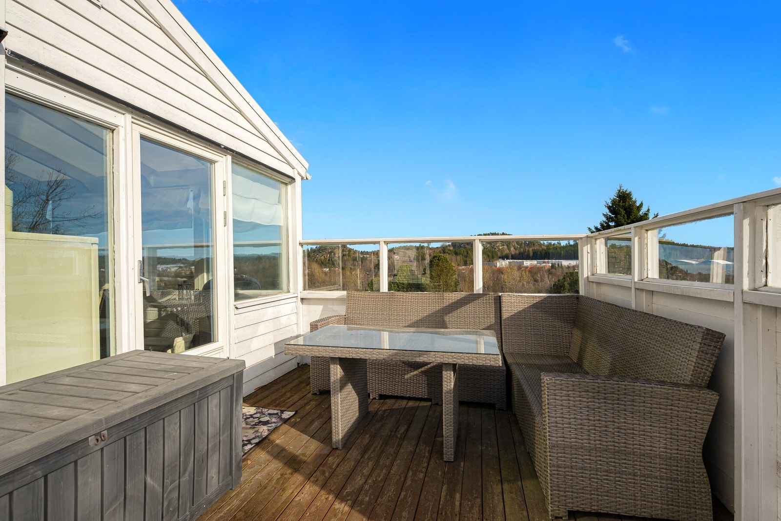 Fra vinterhagen er det også utgang til sydvendt terrasse med gode solforhold. Galleribilde