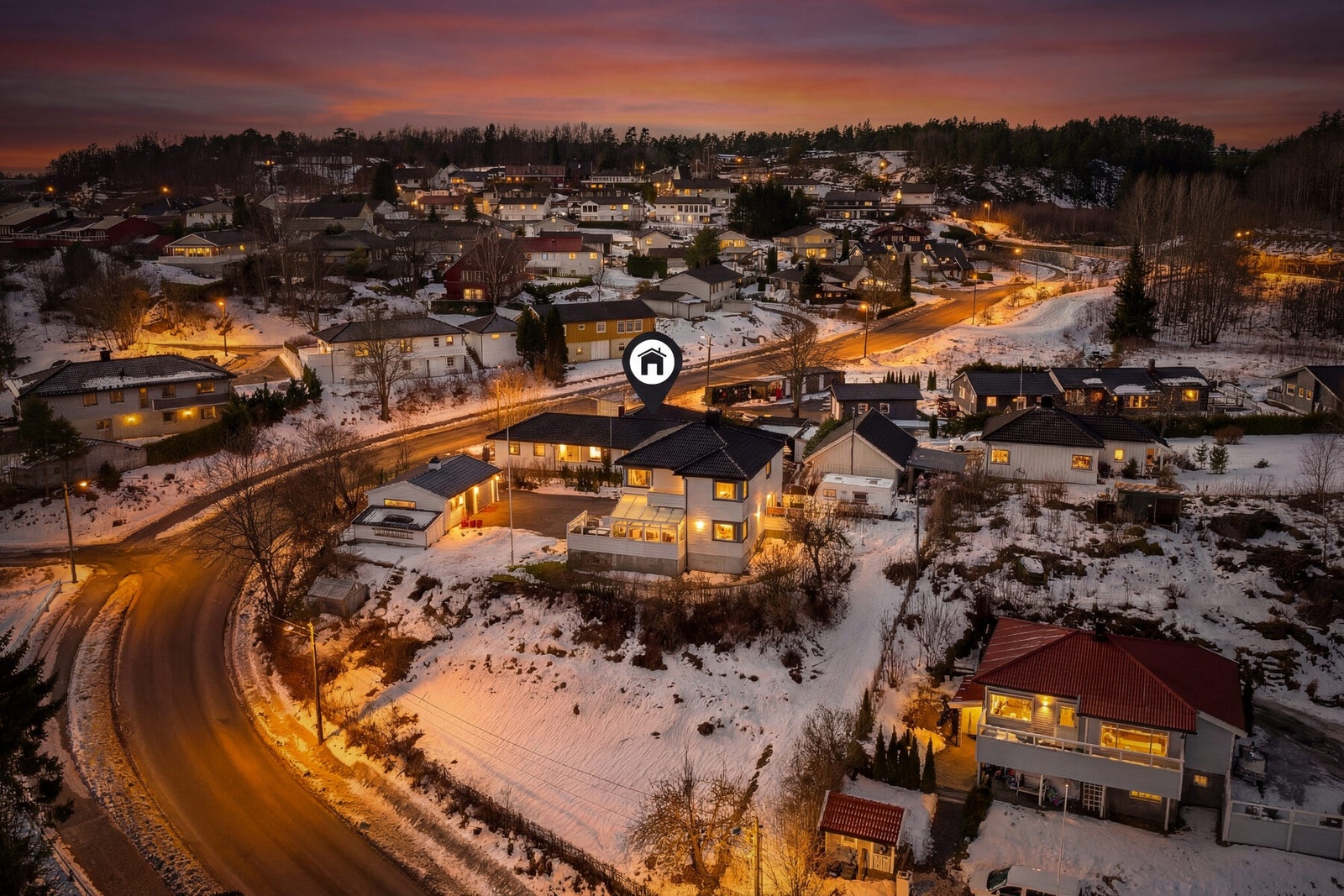 Eneboligen har en fin og luftig beliggenhet i høyden med tilhørende gode solforhold og fint utsyn. Galleribilde