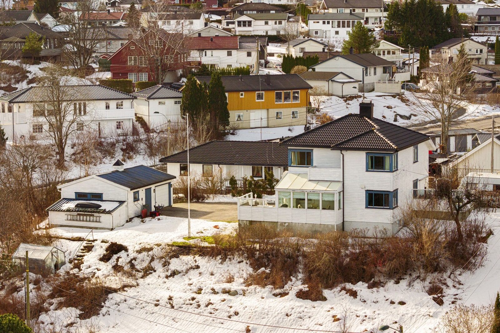 Her bor du kun et par minutter fra E18 med kort vei til flere sentrale byer i Vestfold og Telemark. Galleribilde