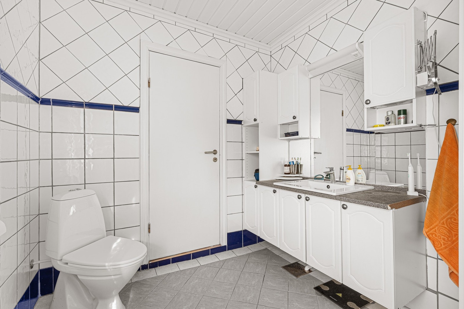 Det ble foretatt fuktmåling i tilgjengelig treverk, uten at det ble registrert forhøyede fuktverdier. Galleribilde