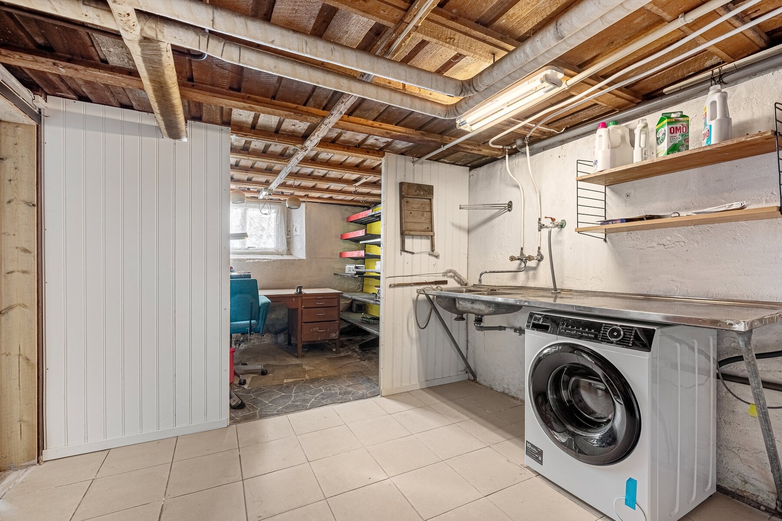 Kjelleretasjen har rikelig med oppbevaringsmuligheter - avbildet er vaskerommet med utslagsvask. Galleribilde