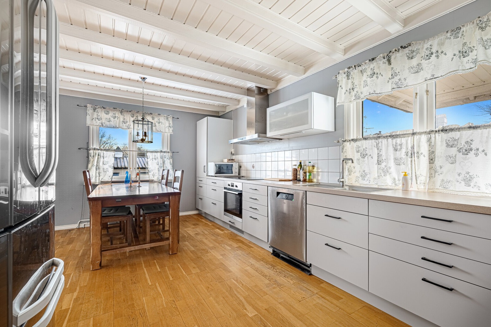 Ny kjøkkeninnredning fra 2023 som utnytter rommet godt. Galleribilde