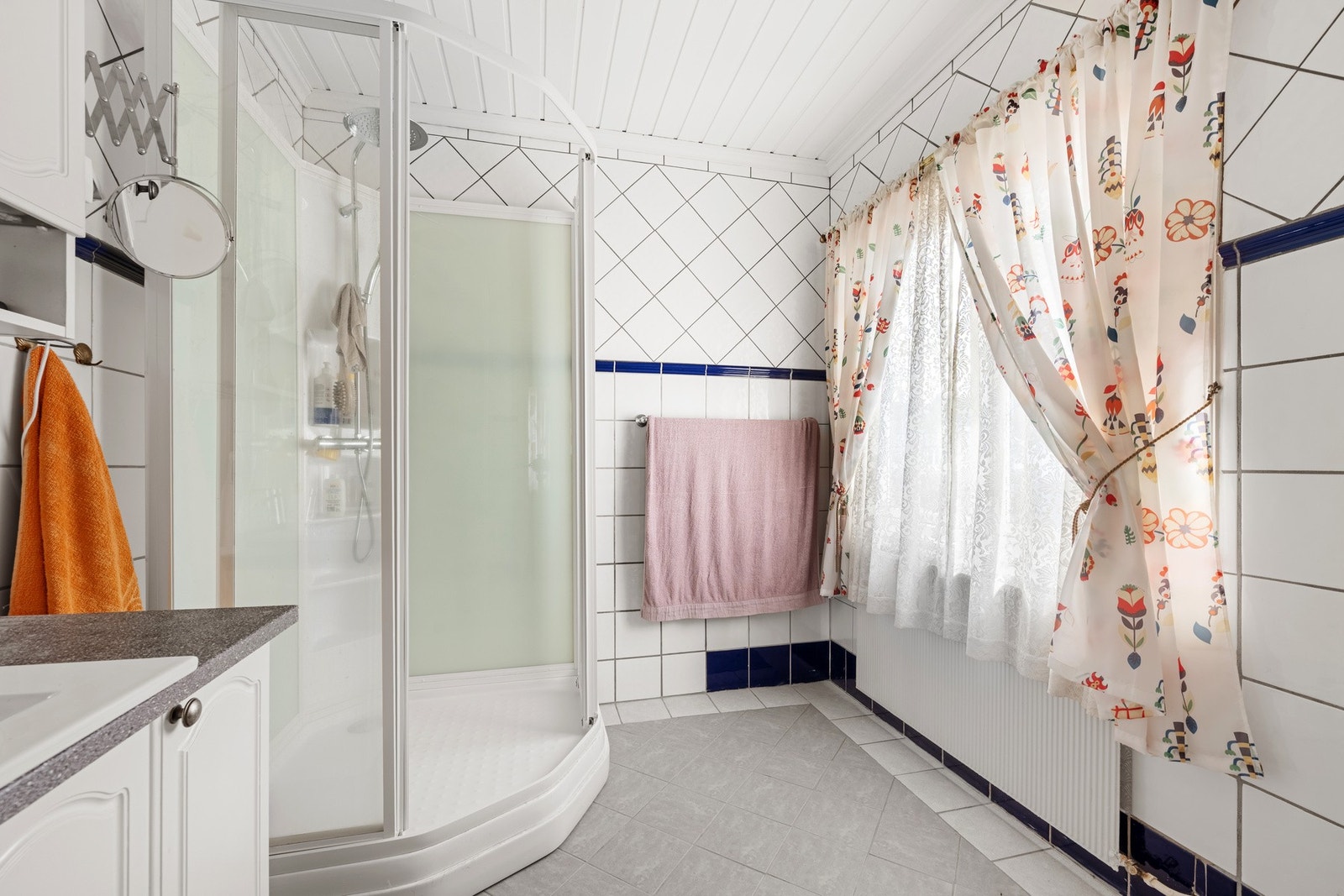 Romslig bad fra 1994. Badet har fått TG3 i tilstandsrapporten bla. pga. alder og ikke tilfredsstillende fall til sluk. Galleribilde