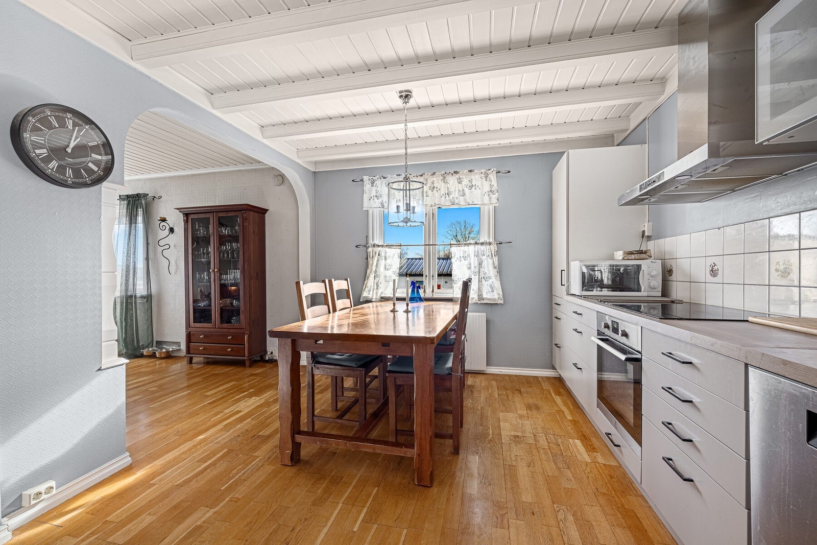 Kjøkkenet ligger i delvis åpen løsning til stuene. Galleribilde