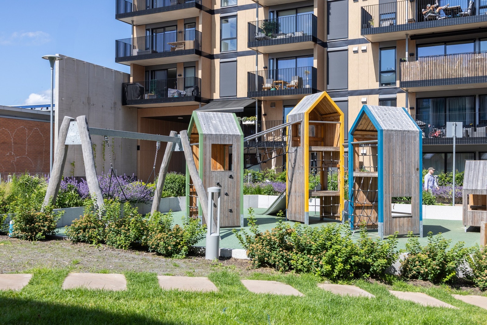 Felles uteområde til glede for både store og små. Galleribilde