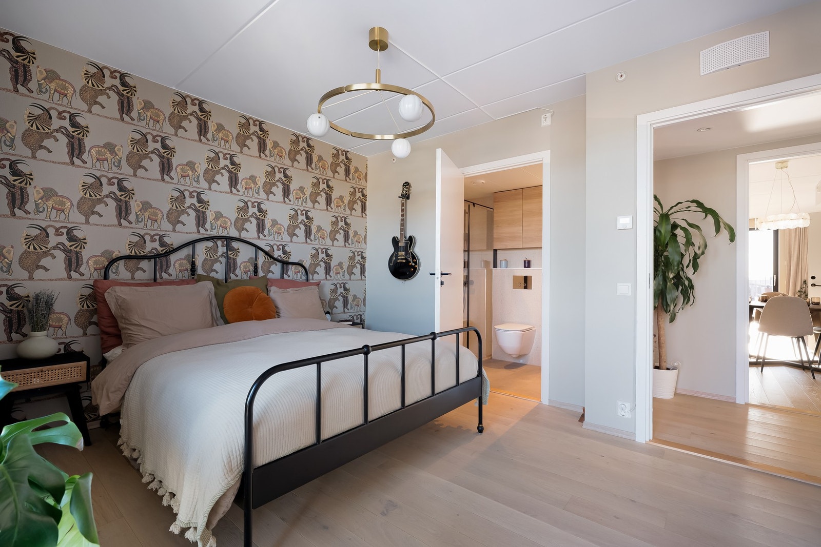 I tilknytning til hovedsoverommet er det ene av totalt to bad. Galleribilde