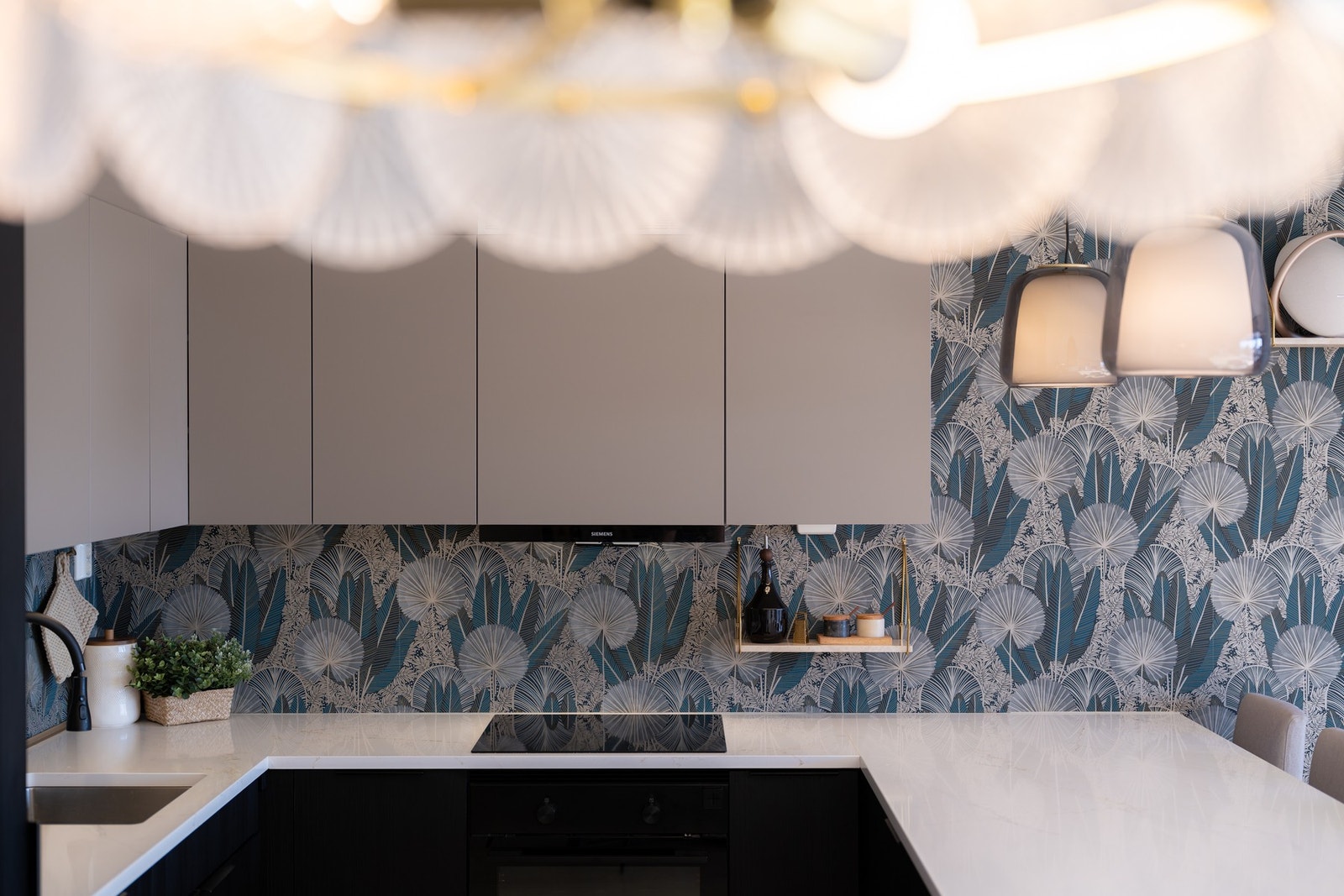 Kjøkkenøyen er forkortet og gjort bredere slik at man kan sitte ved kjøkkenøyen mens matlagingen pågår. Det gjør i tillegg at man får bedre plass til spisebordet i oppholdsrommet. Galleribilde