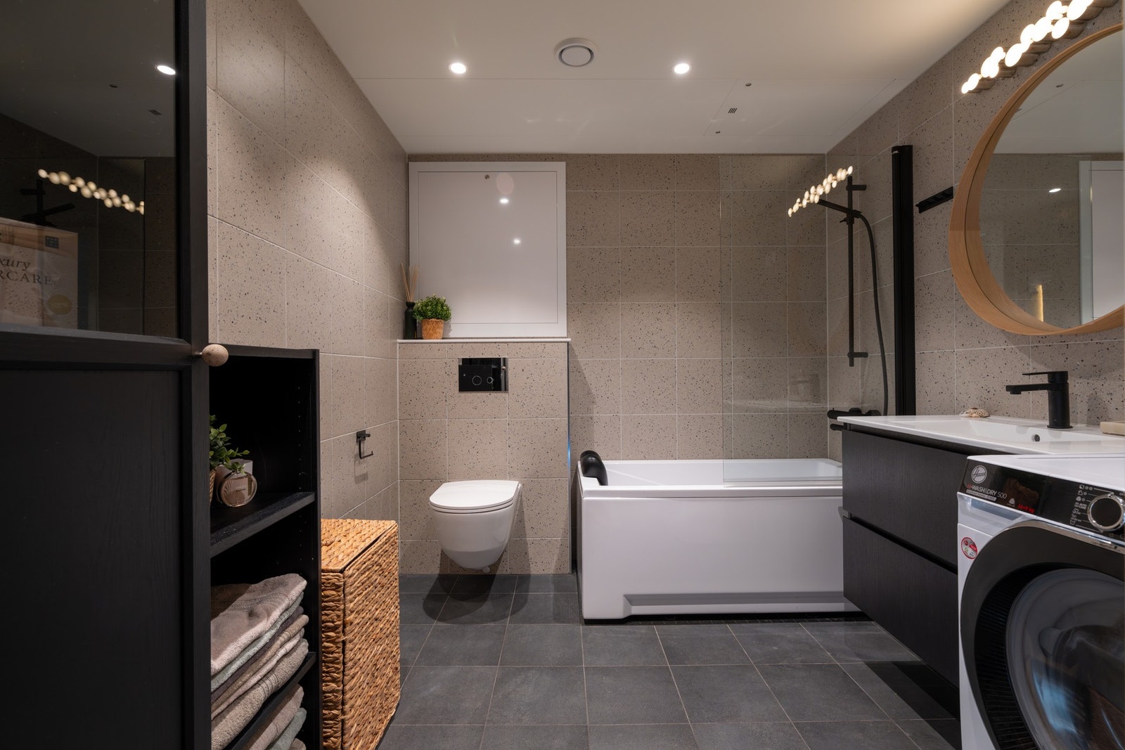 Hovedbadet ligger i tilknytning til entreen. Her er det tidløst innredet med delikate fliser, samt downlightsbelysning i himlingen. Galleribilde