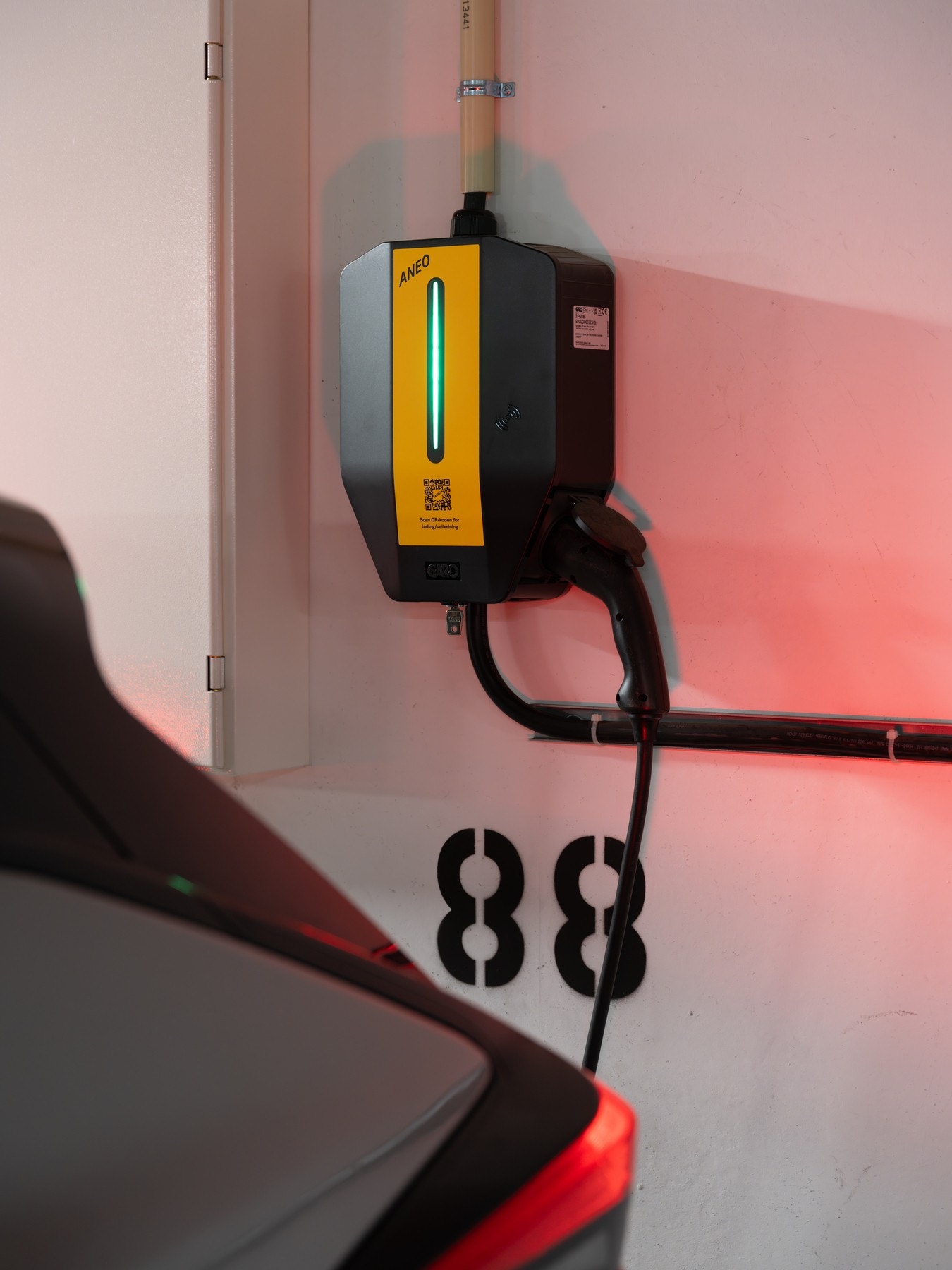 Det er montert elbillader på plassen. Galleribilde