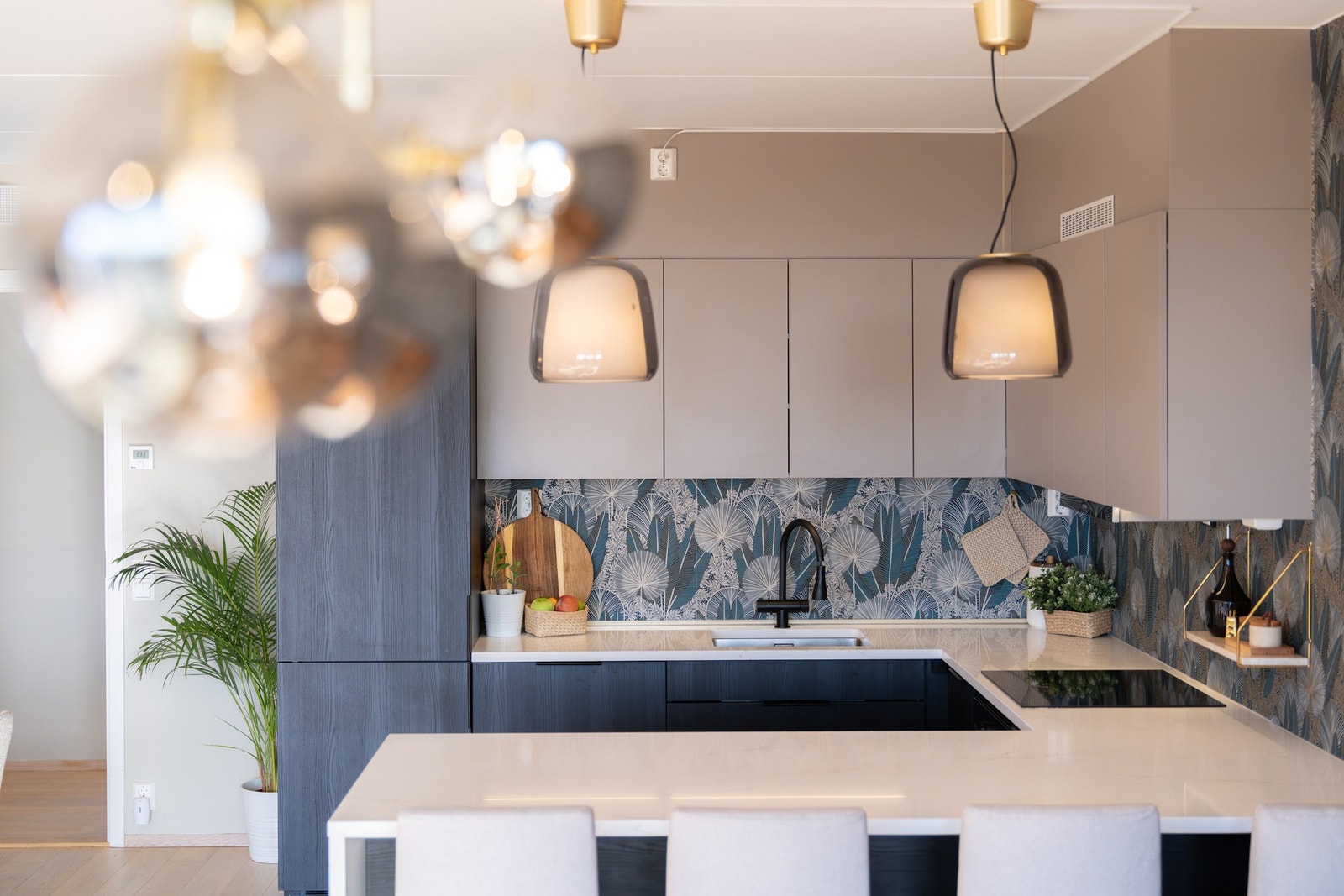 Innredningen har glatte fronter og en lekker kvarts benkeplate, samt en oppvaskkum av stål. Galleribilde