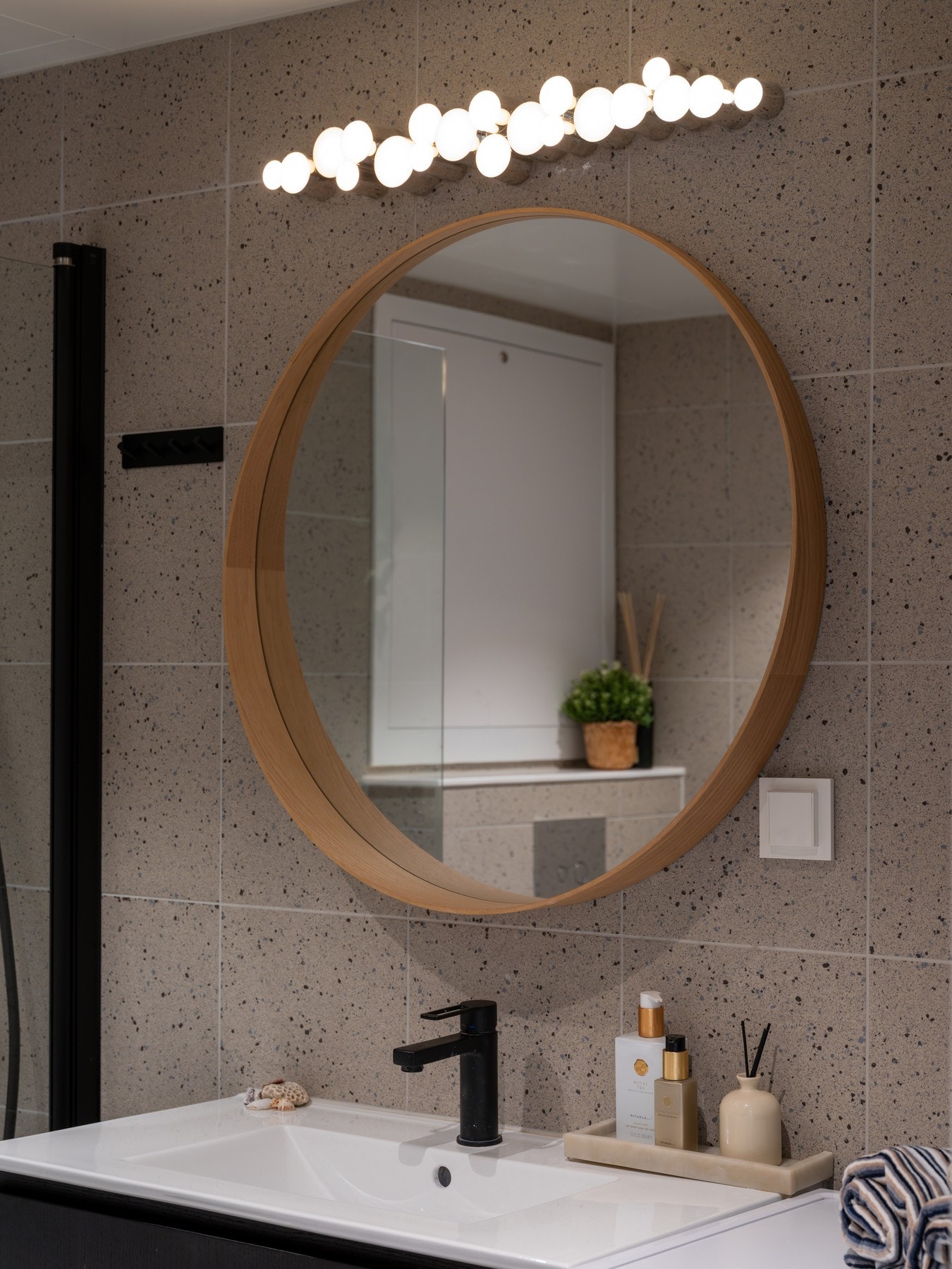 Badet er utstyrt med innredning med to skuffer og servant over, samt speil og belysning over. Galleribilde