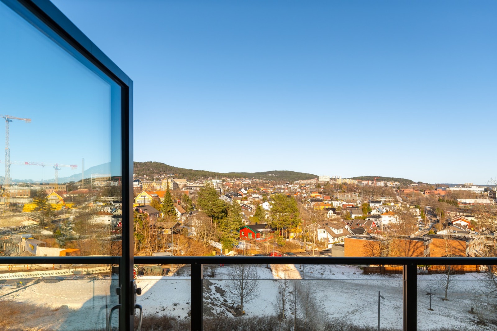 Fra hovedsoverommet er det utgang til boligens andre balkong. Her er det fin utsikt mot Grefsenkollen, Årvoll, Refstad og Økern. Galleribilde