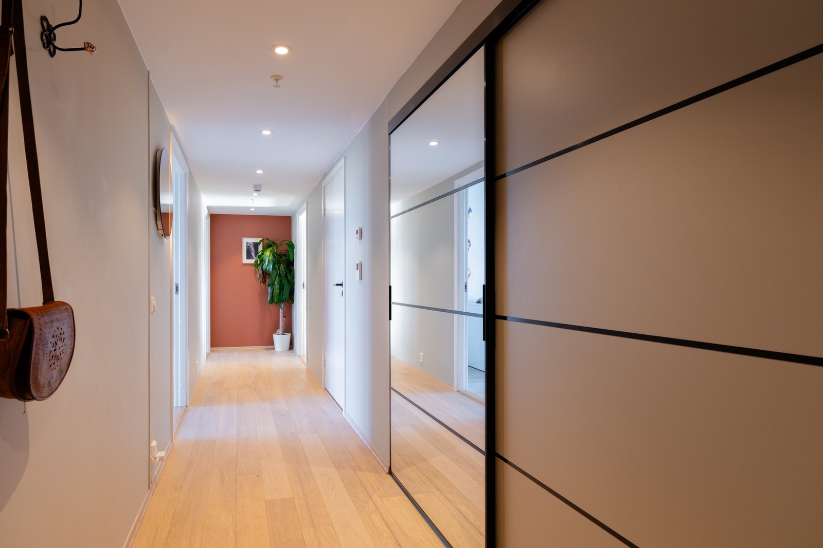 Innbydende entré med god plass til yttertøy i skyvedørsgarderoben. Galleribilde