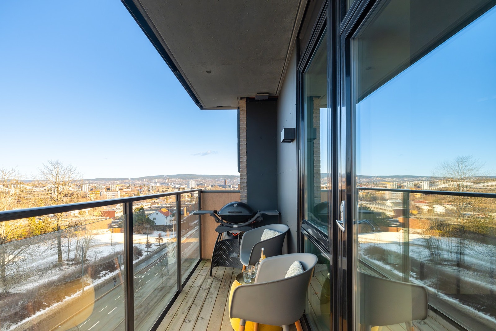 Balkongen er nordøstvendt og er på ca. 6 kvm. Her har du plass til et kafesett og beplantning. Galleribilde