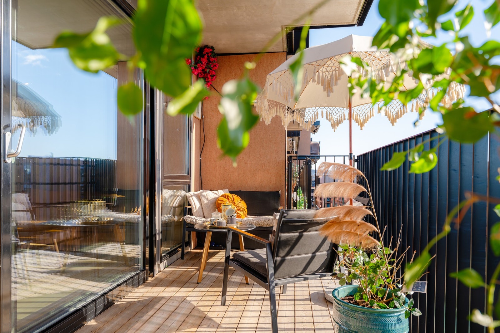 Denne balkongen er på ca. 9 kvm og vender mot sydvest. Her er det med det meget gode solforhold gjennom store deler av dagen og et flott sted å tilbringe varme sommerdager! Galleribilde