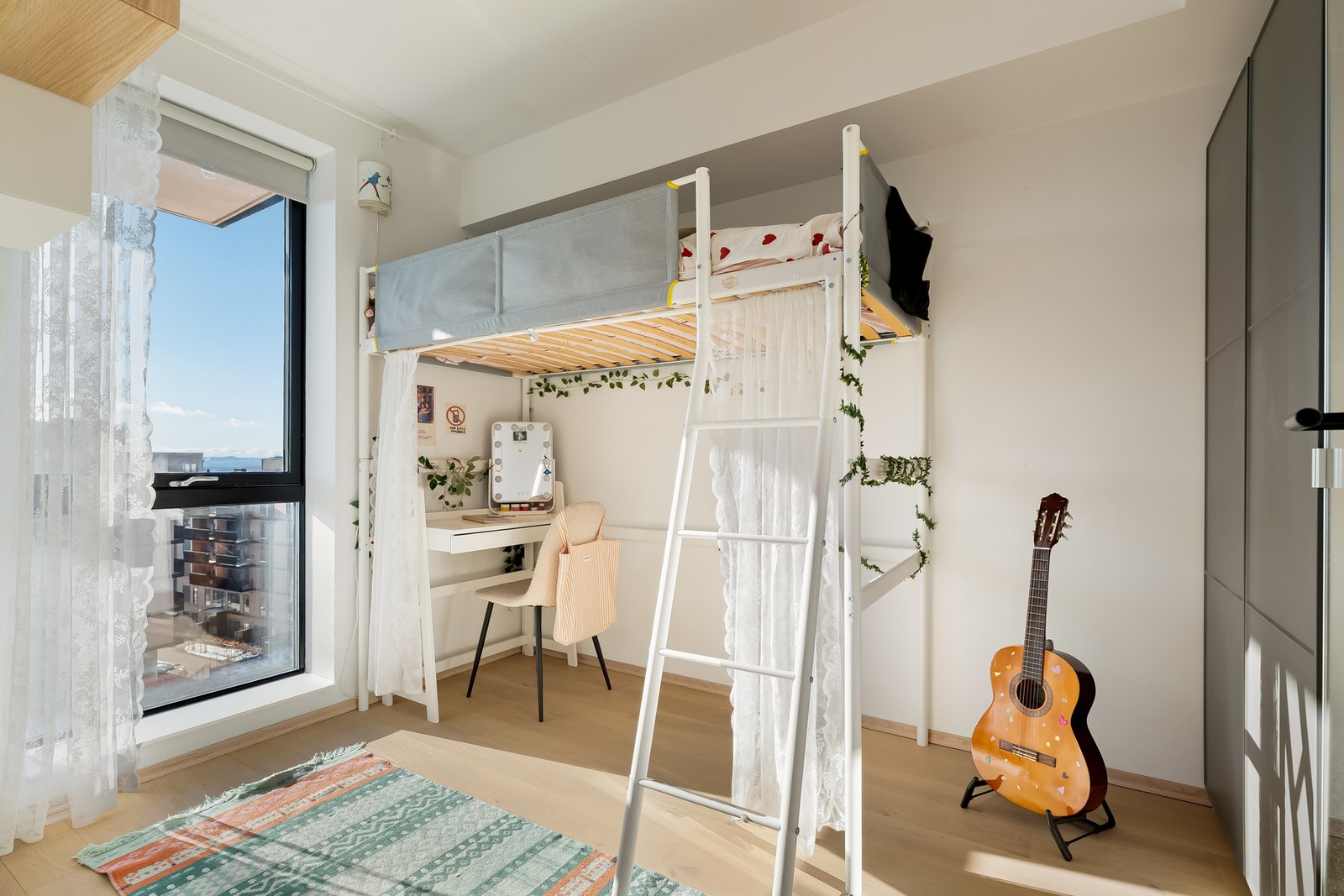 Leilighetens tredje soverom. Godt med lysinnslipp via vinduet som går fra gulv til tak. Galleribilde