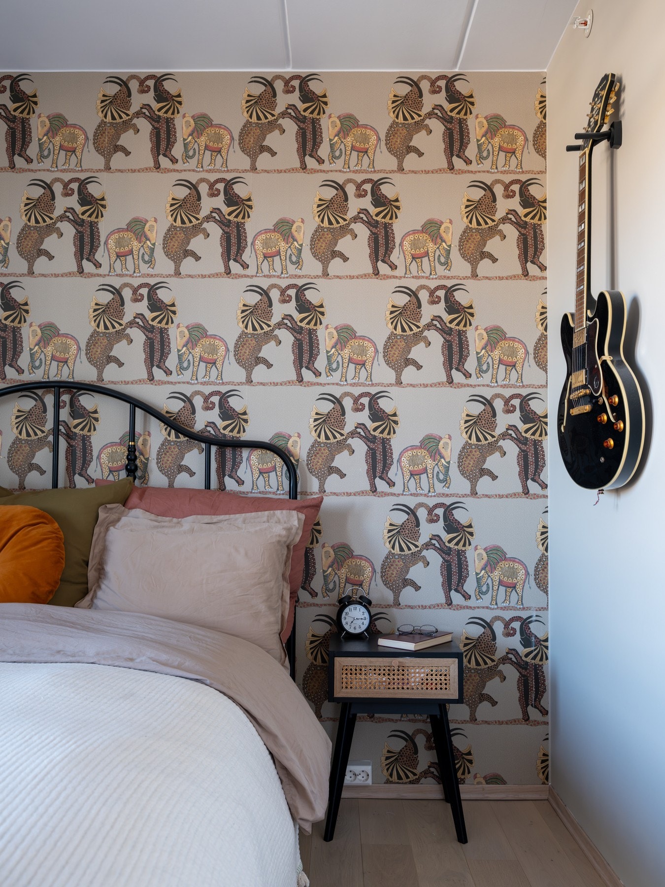 Hovedsoverommet er av god størrelse og har plass til dobbeltseng med tilhørende nattbord. Galleribilde