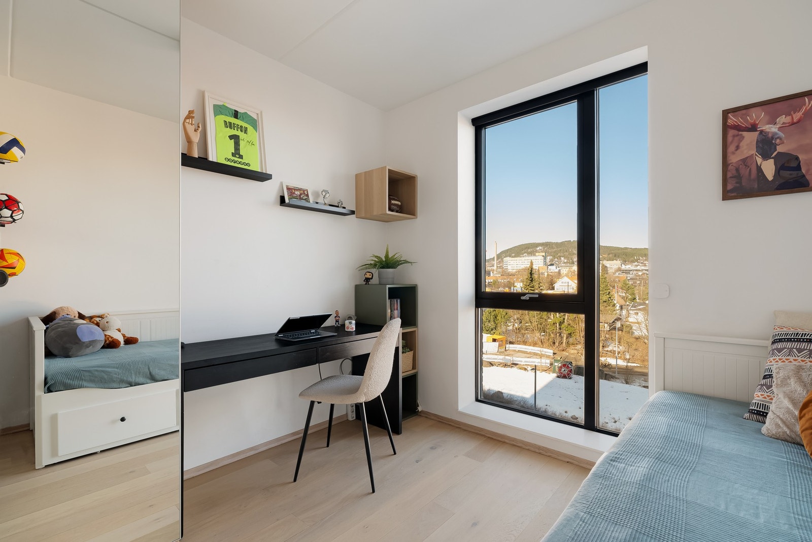 Her er det god plass til seng, kontorpult og oppbevaringsløsninger. Galleribilde