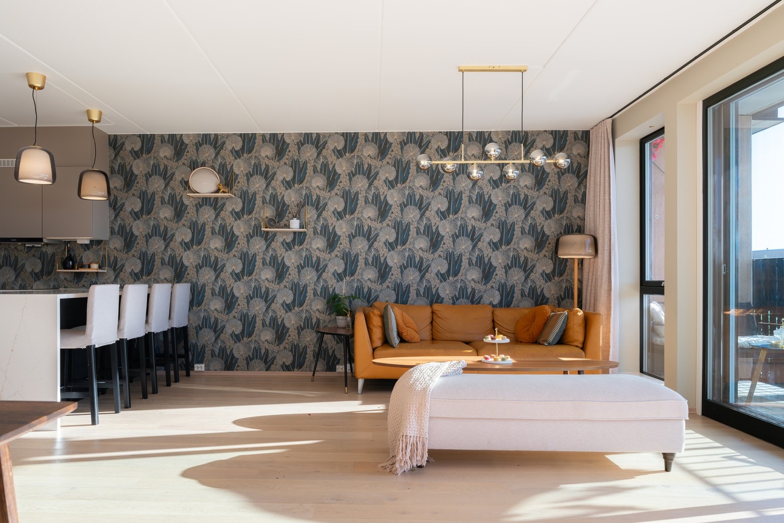 De store vindusflatene i kombinasjon med en meget god takhøyde (2,54 m) gir en meget lys og luftig romfølelse. Galleribilde