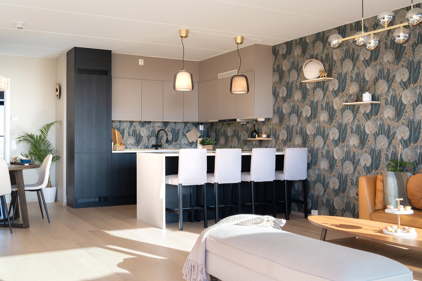 Det flotte, påkostede kjøkkenet er fra HTH og har rikelig med både benke- og skapplass med bla. karusell i hjørneskapet. Galleribilde