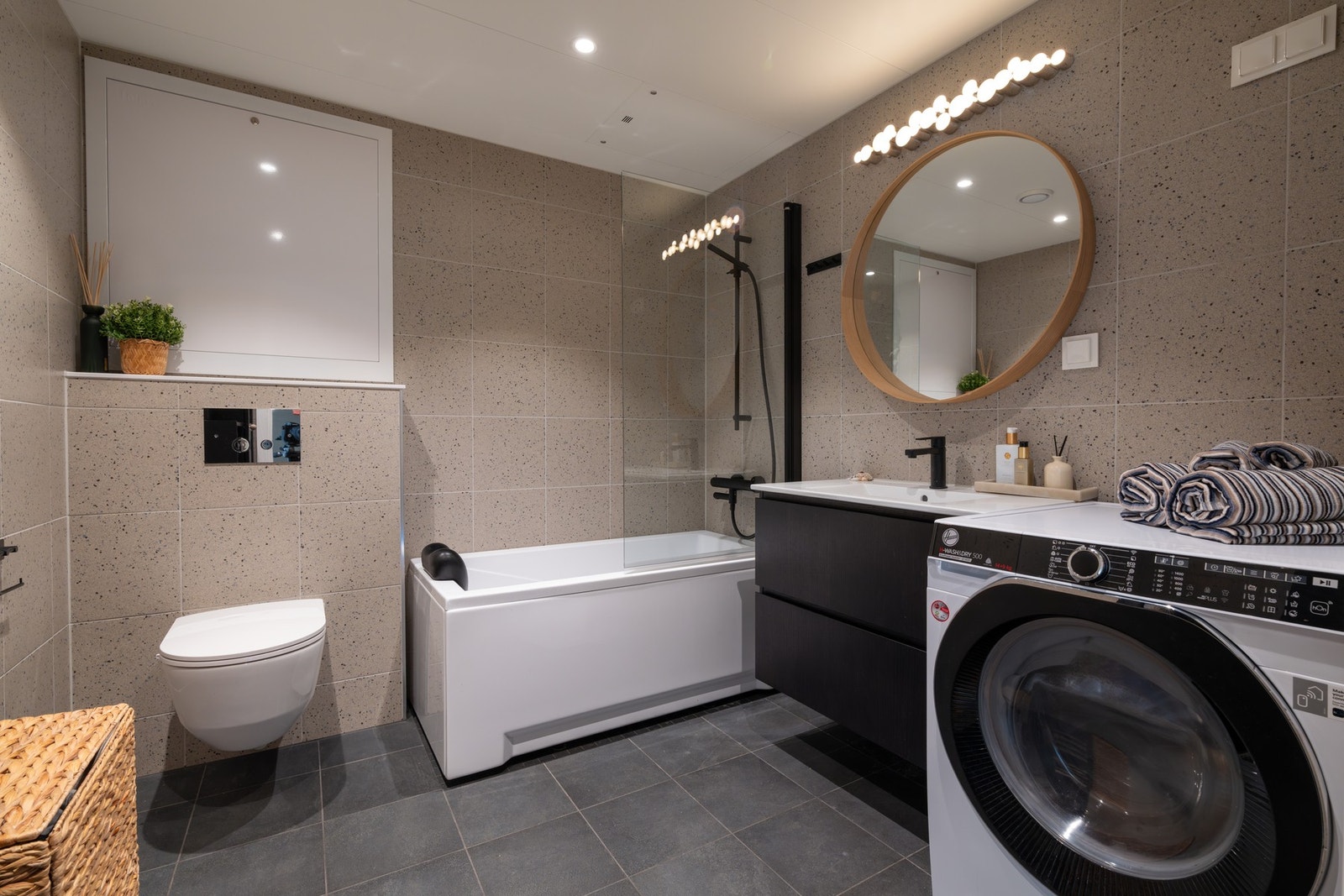 På dette badet er det også badekar, samt vegghengt toalett. Galleribilde