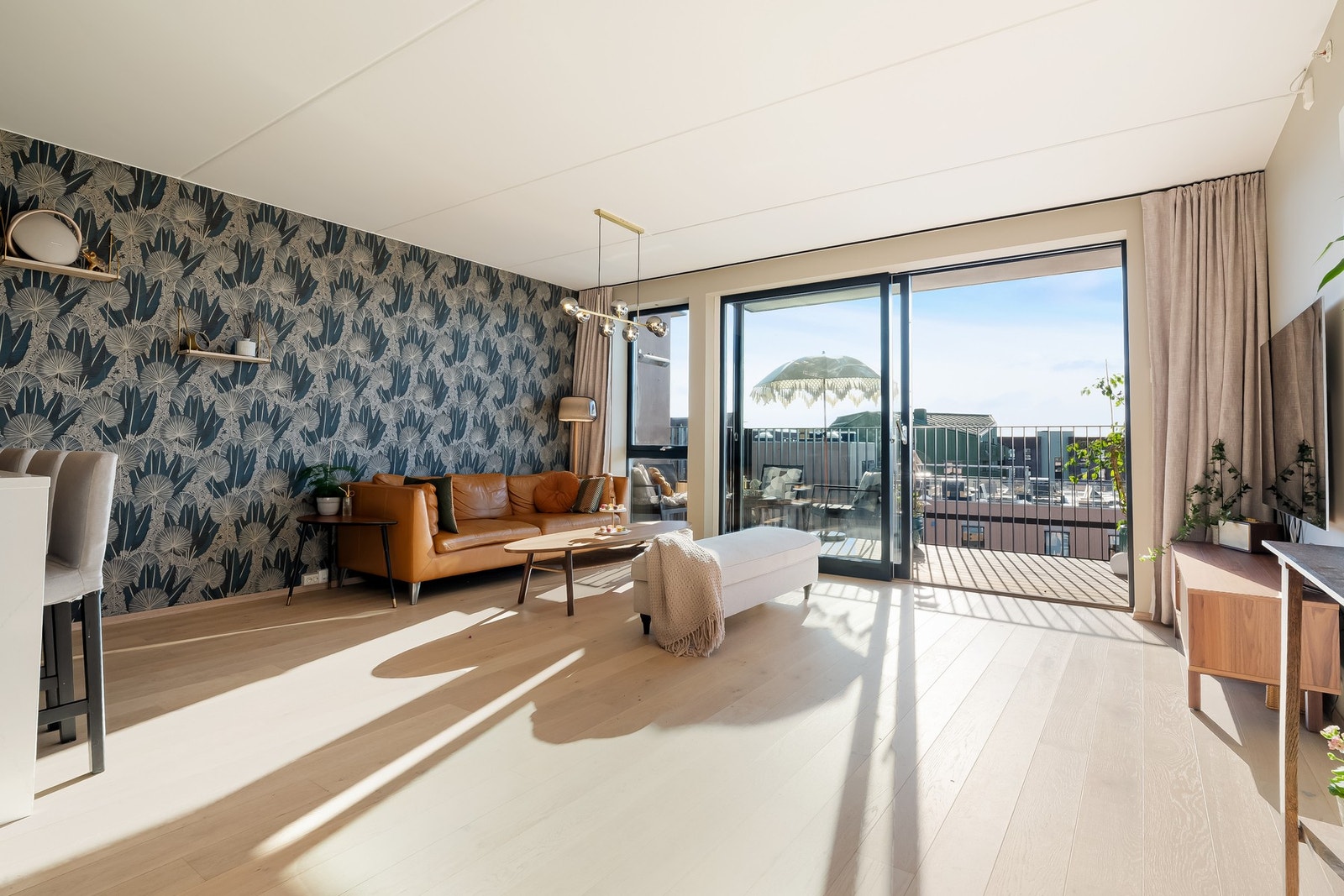 Rommet har 1-stavsparkett på gulv og overflatene er malt i moderne fargevalg, samt en stilig tapet. Galleribilde