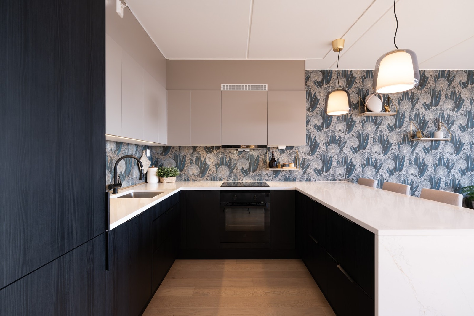 Av integrerte hvitevarer på kjøkkenet er det platetopp, komfyr, oppvaskmaskin og kjøl/fryseskap - disse medfølger naturligvis ved salg. Galleribilde