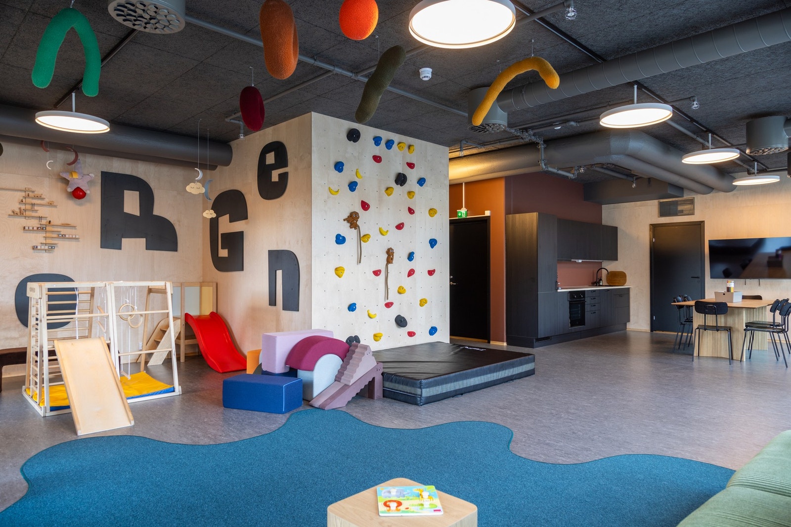 Felles lekerom i sameiet med leker, klatrevegg og et lite kjøkken. Galleribilde
