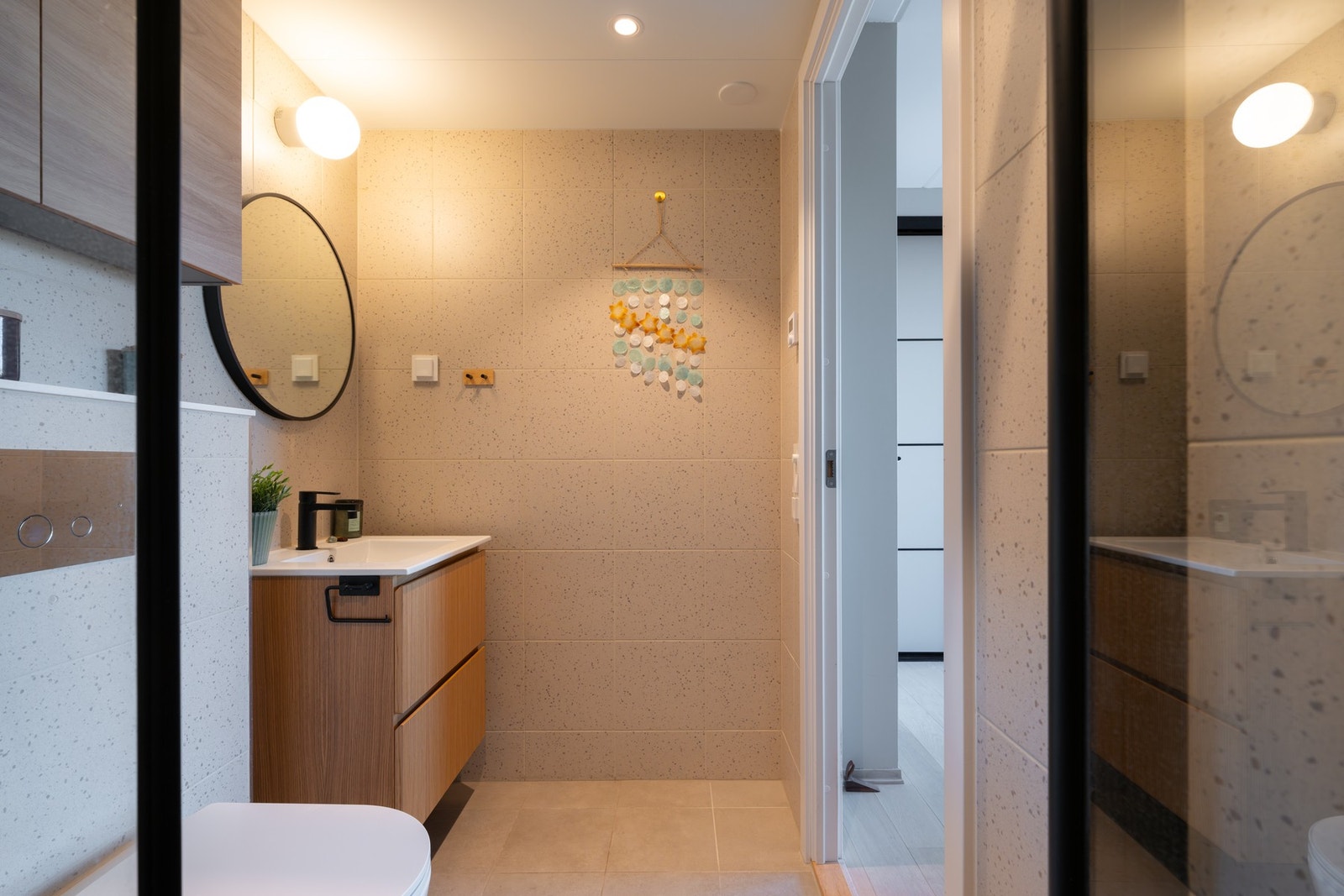 Det er godt med oppbevaringsplass til håndklær og toalettsaker i et stort skap over toalettet. Galleribilde