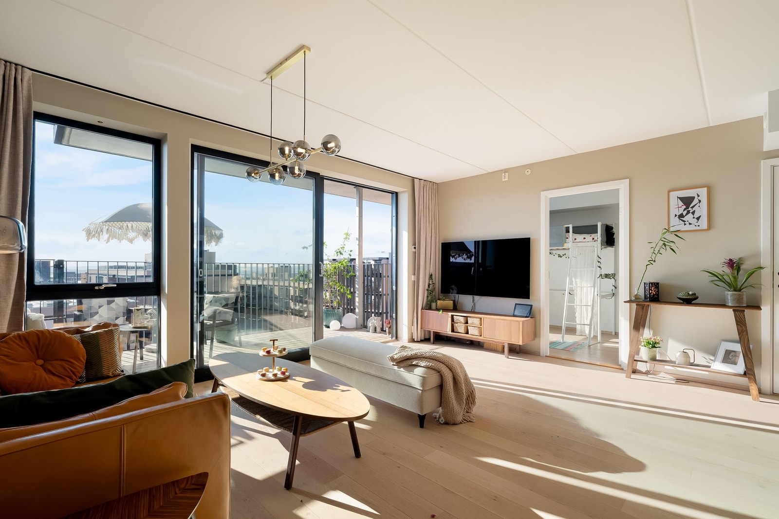 Stuen har gode innredningsmuligheter hvor det er god plass til både sofagruppe med tilhørende møblement. Galleribilde