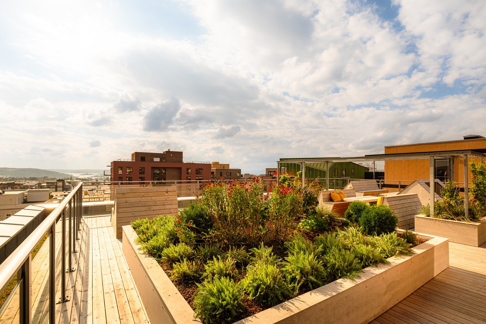 I dette boligprosjektet er det i tillegg fire felles takterrasser. Takterrassene er møblert med solsenger, sittegrupper, lekemøbler og plantekasser. Galleribilde