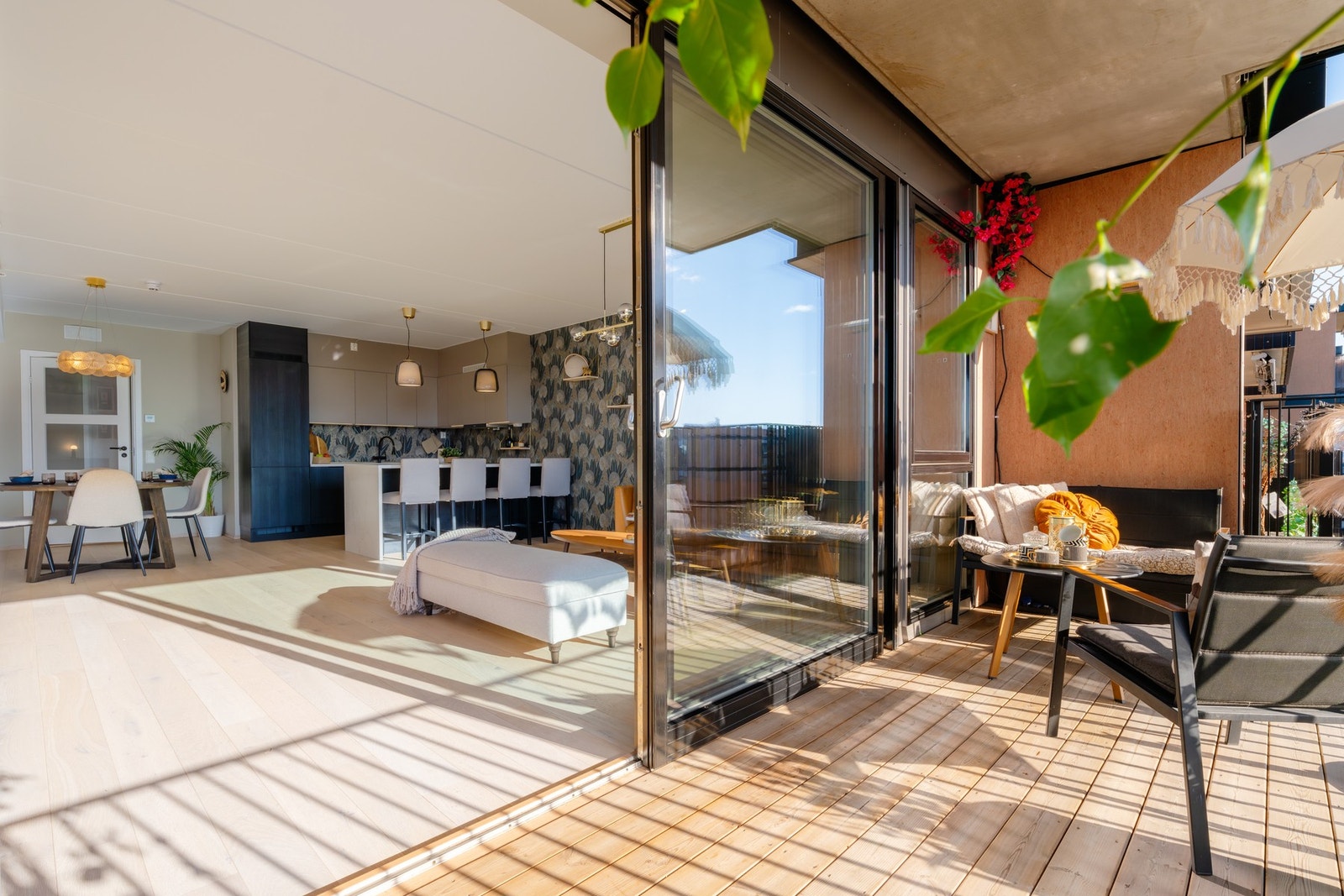 Denne balkongen ligger i tilknytning til stuen og blir som en naturlig forlengelse av stuen på sommerhalvåret. Galleribilde