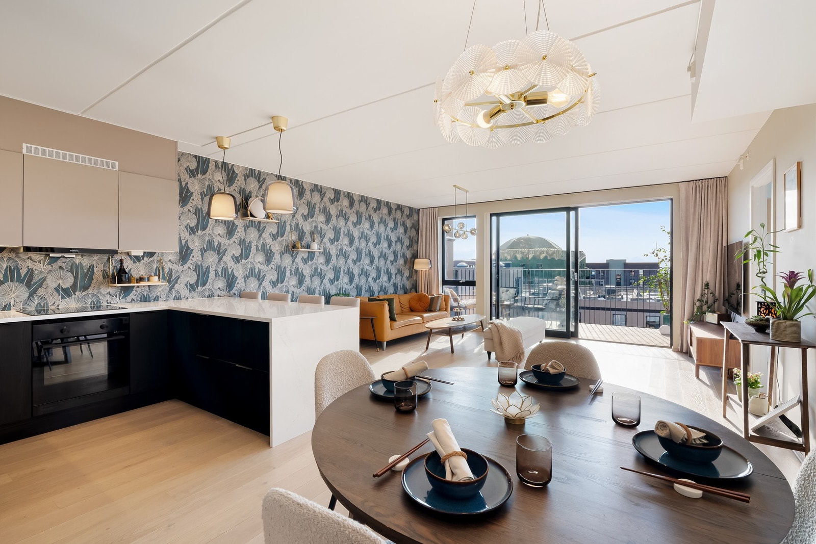 Den åpne stue- og kjøkkenløsningen gir et sosialt og hyggelig allrom. Galleribilde