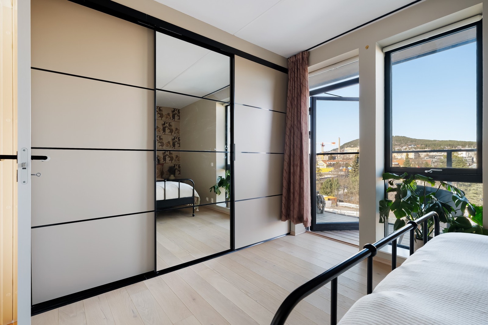 Det er også rikelig med garderobeplass langs hele den ene veggen. Galleribilde